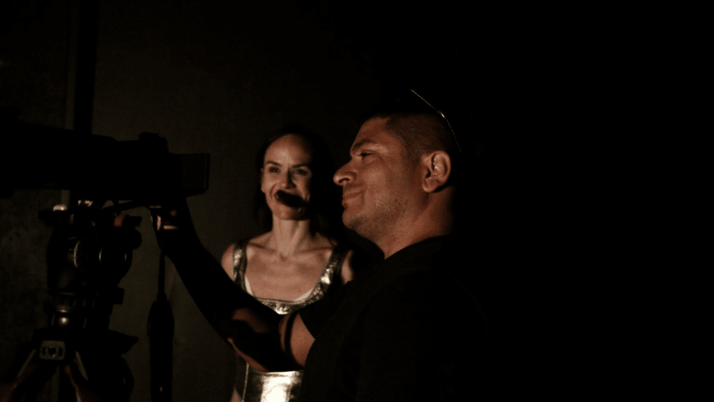 Collaborazione dietro le quinte di Wide Company durante una sessione educativa, unendo tecnologia e arte per esperienze immersive.