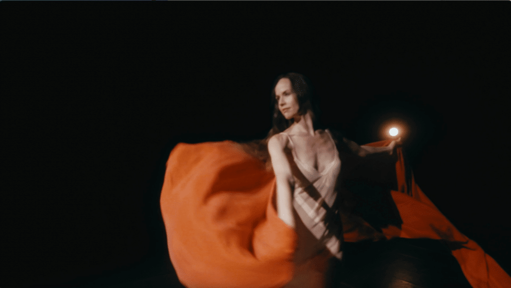 Danzatrice di Wide Company durante una performance artistica, unendo movimento e arte.